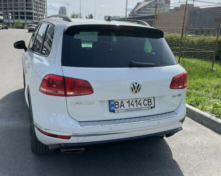 Білий Фольксваген Туарег, об'ємом двигуна 4.13 л та пробігом 169 тис. км за 32000 $, фото 27 на Automoto.ua