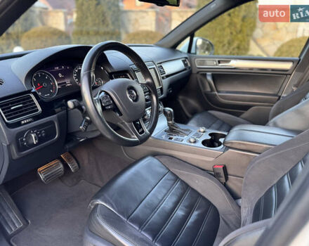 Білий Фольксваген Туарег, об'ємом двигуна 4.13 л та пробігом 197 тис. км за 27000 $, фото 19 на Automoto.ua