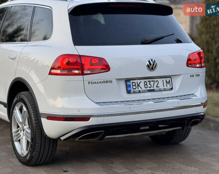 Білий Фольксваген Туарег, об'ємом двигуна 4.13 л та пробігом 197 тис. км за 27000 $, фото 42 на Automoto.ua