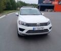 Белый Фольксваген Туарег, объемом двигателя 3 л и пробегом 170 тыс. км за 24900 $, фото 1 на Automoto.ua