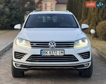 Білий Фольксваген Туарег, об'ємом двигуна 4.13 л та пробігом 197 тис. км за 27000 $, фото 1 на Automoto.ua