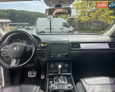 Білий Фольксваген Туарег, об'ємом двигуна 2.97 л та пробігом 247 тис. км за 29800 $, фото 16 на Automoto.ua