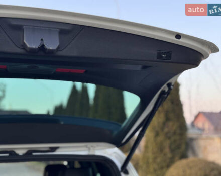 Білий Фольксваген Туарег, об'ємом двигуна 4.13 л та пробігом 197 тис. км за 27000 $, фото 12 на Automoto.ua