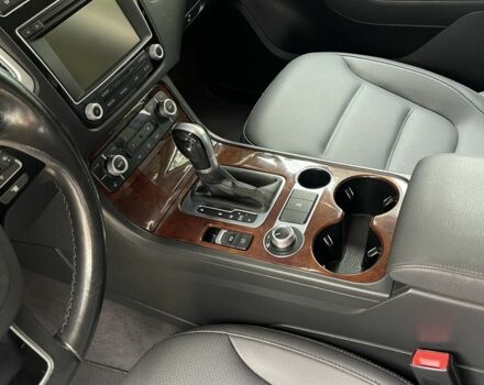 Белый Фольксваген Туарег, объемом двигателя 3 л и пробегом 208 тыс. км за 21800 $, фото 14 на Automoto.ua