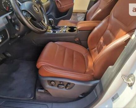 Білий Фольксваген Туарег, об'ємом двигуна 3 л та пробігом 102 тис. км за 34800 $, фото 3 на Automoto.ua