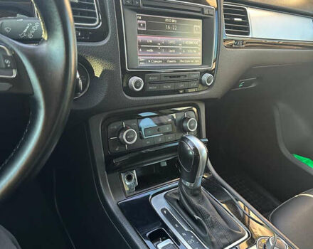 Белый Фольксваген Туарег, объемом двигателя 2.97 л и пробегом 240 тыс. км за 25000 $, фото 3 на Automoto.ua