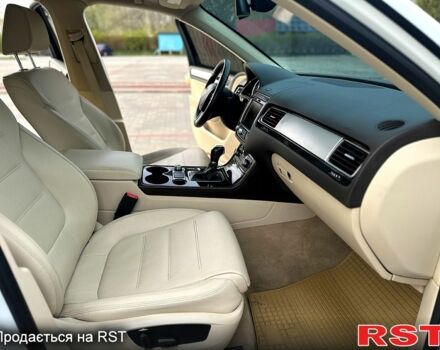 Белый Фольксваген Туарег, объемом двигателя 3.6 л и пробегом 130 тыс. км за 25000 $, фото 10 на Automoto.ua