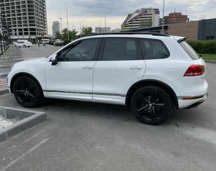 Білий Фольксваген Туарег, об'ємом двигуна 4.13 л та пробігом 169 тис. км за 32000 $, фото 13 на Automoto.ua