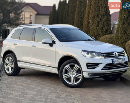 Білий Фольксваген Туарег, об'ємом двигуна 4.13 л та пробігом 197 тис. км за 27000 $, фото 3 на Automoto.ua