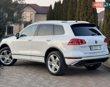 Білий Фольксваген Туарег, об'ємом двигуна 4.13 л та пробігом 197 тис. км за 27000 $, фото 9 на Automoto.ua