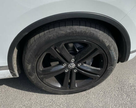 Білий Фольксваген Туарег, об'ємом двигуна 4.13 л та пробігом 169 тис. км за 32000 $, фото 24 на Automoto.ua