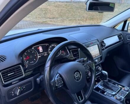 Білий Фольксваген Туарег, об'ємом двигуна 3 л та пробігом 182 тис. км за 15000 $, фото 7 на Automoto.ua