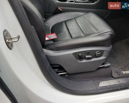 Белый Фольксваген Туарег, объемом двигателя 3 л и пробегом 170 тыс. км за 24900 $, фото 46 на Automoto.ua