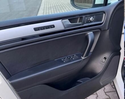 Білий Фольксваген Туарег, об'ємом двигуна 3 л та пробігом 182 тис. км за 15000 $, фото 13 на Automoto.ua