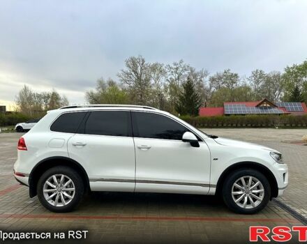 Белый Фольксваген Туарег, объемом двигателя 3.6 л и пробегом 130 тыс. км за 25000 $, фото 2 на Automoto.ua