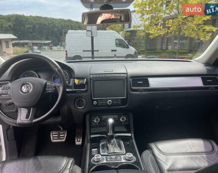 Білий Фольксваген Туарег, об'ємом двигуна 2.97 л та пробігом 247 тис. км за 29800 $, фото 15 на Automoto.ua