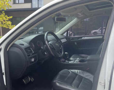 Білий Фольксваген Туарег, об'ємом двигуна 2.97 л та пробігом 247 тис. км за 29800 $, фото 9 на Automoto.ua