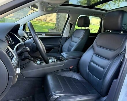 Белый Фольксваген Туарег, объемом двигателя 3.6 л и пробегом 72 тыс. км за 12000 $, фото 8 на Automoto.ua