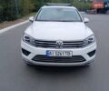 Белый Фольксваген Туарег, объемом двигателя 3 л и пробегом 170 тыс. км за 24900 $, фото 1 на Automoto.ua