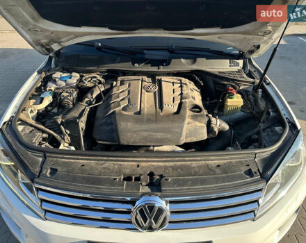 Белый Фольксваген Туарег, объемом двигателя 2.97 л и пробегом 240 тыс. км за 25000 $, фото 4 на Automoto.ua