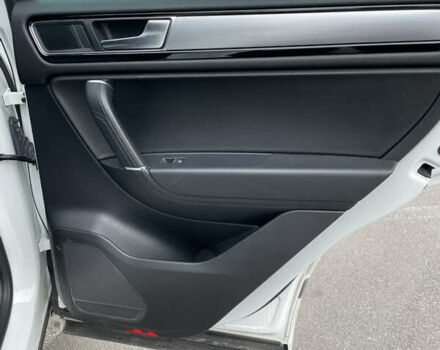 Білий Фольксваген Туарег, об'ємом двигуна 4.13 л та пробігом 169 тис. км за 32000 $, фото 20 на Automoto.ua