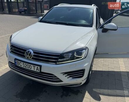Белый Фольксваген Туарег, объемом двигателя 3 л и пробегом 250 тыс. км за 26200 $, фото 1 на Automoto.ua
