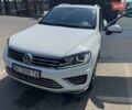 Белый Фольксваген Туарег, объемом двигателя 3 л и пробегом 250 тыс. км за 26200 $, фото 1 на Automoto.ua