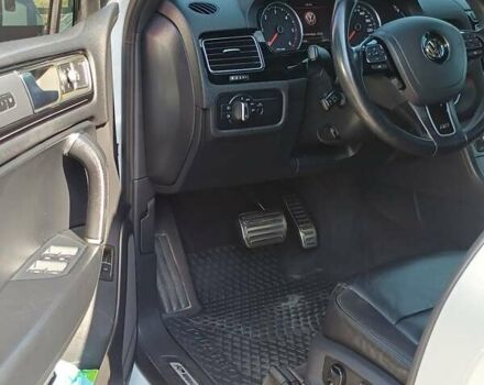 Белый Фольксваген Туарег, объемом двигателя 3 л и пробегом 225 тыс. км за 27700 $, фото 11 на Automoto.ua