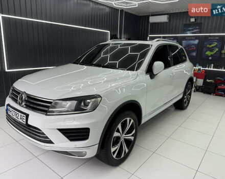 Белый Фольксваген Туарег, объемом двигателя 2.97 л и пробегом 193 тыс. км за 24500 $, фото 1 на Automoto.ua