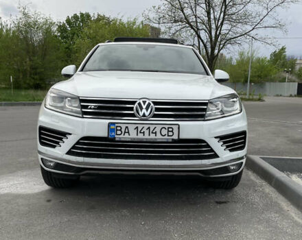 Білий Фольксваген Туарег, об'ємом двигуна 4.13 л та пробігом 169 тис. км за 32000 $, фото 5 на Automoto.ua