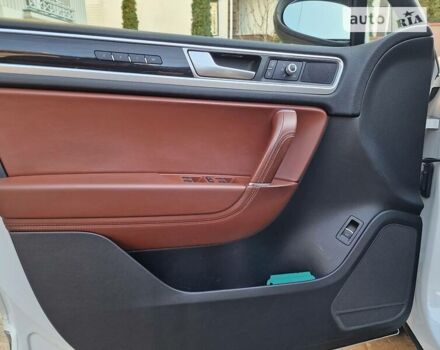 Білий Фольксваген Туарег, об'ємом двигуна 3 л та пробігом 102 тис. км за 34800 $, фото 32 на Automoto.ua