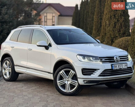 Білий Фольксваген Туарег, об'ємом двигуна 4.13 л та пробігом 197 тис. км за 27000 $, фото 2 на Automoto.ua