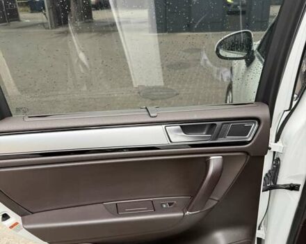 Білий Фольксваген Туарег, об'ємом двигуна 2.97 л та пробігом 216 тис. км за 28900 $, фото 13 на Automoto.ua