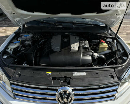 Білий Фольксваген Туарег, об'ємом двигуна 2.97 л та пробігом 300 тис. км за 21900 $, фото 43 на Automoto.ua