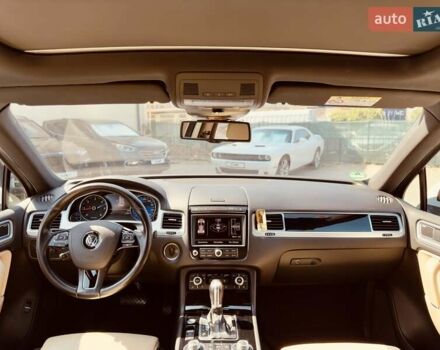 Белый Фольксваген Туарег, объемом двигателя 2.97 л и пробегом 172 тыс. км за 31500 $, фото 18 на Automoto.ua