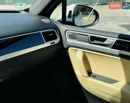 Белый Фольксваген Туарег, объемом двигателя 2.97 л и пробегом 172 тыс. км за 31500 $, фото 34 на Automoto.ua