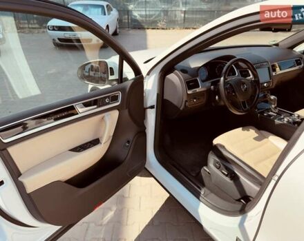 Белый Фольксваген Туарег, объемом двигателя 2.97 л и пробегом 172 тыс. км за 31500 $, фото 10 на Automoto.ua