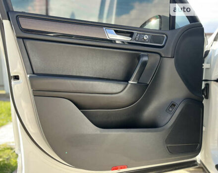 Білий Фольксваген Туарег, об'ємом двигуна 2.97 л та пробігом 300 тис. км за 21900 $, фото 30 на Automoto.ua