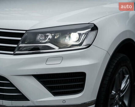 Белый Фольксваген Туарег, объемом двигателя 2.97 л и пробегом 120 тыс. км за 32000 $, фото 2 на Automoto.ua