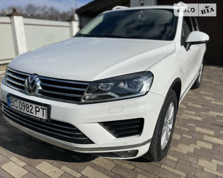 Білий Фольксваген Туарег, об'ємом двигуна 2.97 л та пробігом 300 тис. км за 21900 $, фото 2 на Automoto.ua