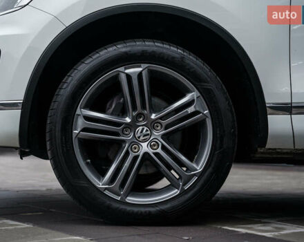 Белый Фольксваген Туарег, объемом двигателя 2.97 л и пробегом 120 тыс. км за 32000 $, фото 10 на Automoto.ua