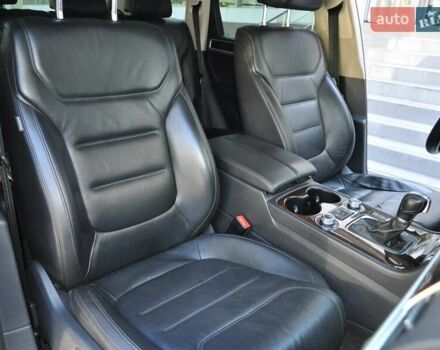 Белый Фольксваген Туарег, объемом двигателя 2.97 л и пробегом 263 тыс. км за 23000 $, фото 25 на Automoto.ua