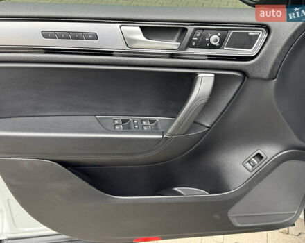 Белый Фольксваген Туарег, объемом двигателя 2.97 л и пробегом 418 тыс. км за 22900 $, фото 16 на Automoto.ua