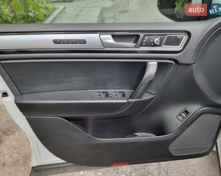 Белый Фольксваген Туарег, объемом двигателя 2.97 л и пробегом 237 тыс. км за 31000 $, фото 13 на Automoto.ua