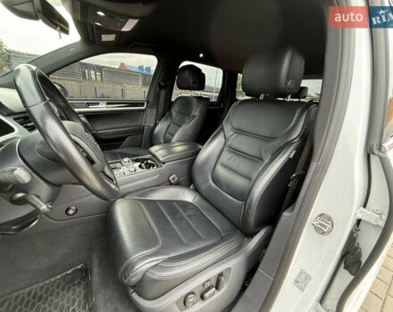 Білий Фольксваген Туарег, об'ємом двигуна 3 л та пробігом 135 тис. км за 32900 $, фото 25 на Automoto.ua