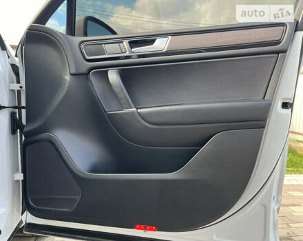 Білий Фольксваген Туарег, об'ємом двигуна 2.97 л та пробігом 300 тис. км за 21900 $, фото 41 на Automoto.ua