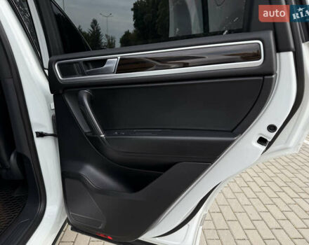 Білий Фольксваген Туарег, об'ємом двигуна 3 л та пробігом 135 тис. км за 32900 $, фото 39 на Automoto.ua