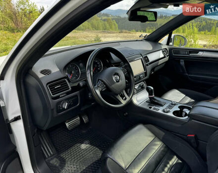 Белый Фольксваген Туарег, объемом двигателя 3 л и пробегом 196 тыс. км за 35000 $, фото 4 на Automoto.ua