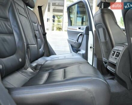 Белый Фольксваген Туарег, объемом двигателя 2.97 л и пробегом 263 тыс. км за 23000 $, фото 20 на Automoto.ua