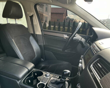 Білий Фольксваген Туарег, об'ємом двигуна 2.97 л та пробігом 300 тис. км за 21900 $, фото 21 на Automoto.ua